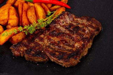 Kızarmış patates ve ızgara biftek.