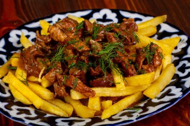 Sığır eti ve dereotu ile kızarmış patates