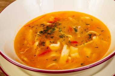 Bitki ve baharatlı tavuk çorbası.