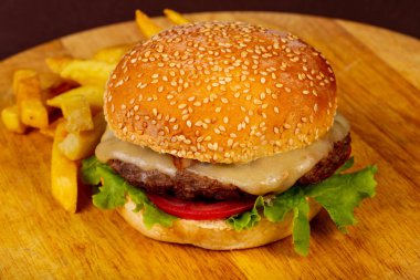 Lezzetli ev yapımı Hamburger patates ile