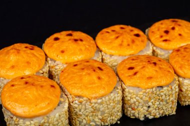 Soslu pişmiş Japon rulo