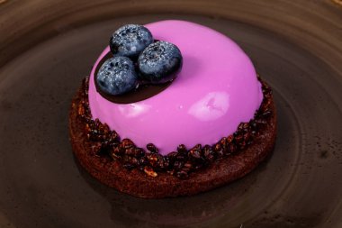 Böğürtlenli ve kremalı kek