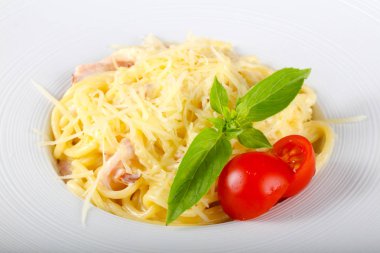 Makarna Carbonara fesleğen yaprakları hizmet.