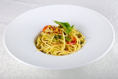 Vejetaryen makarna ile yeşil fasulye