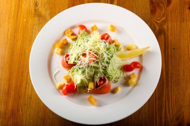 Sezar salatası somon ve peynir