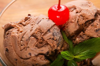 Çikolatalı dondurma nane ve kiraz