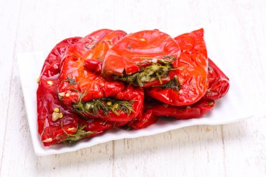 Dereotu ile kırmızı dolmalık biber turşusu