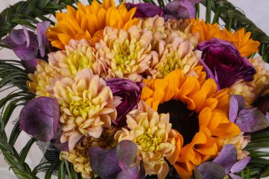 Çeşitli çiçek ile romantik buket