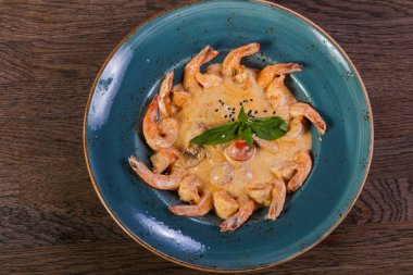 Fesleğen yaprakları servis soslu karides kokteyl