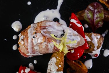 Peynir soslu ızgara domuz sosisi