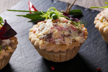 Rus salatası kanepe otlar ile