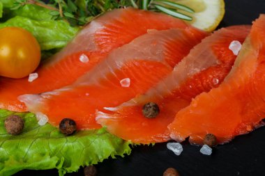 Tuz ve baharatlar ile ham alabalık filetosu