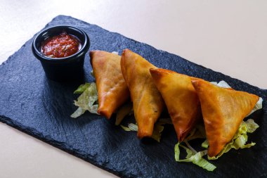 Soslu sıcak et hamur işleri