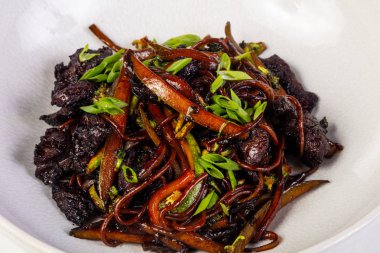 Soba tavuk ve kişniş ile