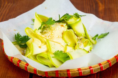 Sesam tohumları ile Vietnam kabak salatası