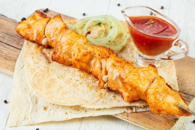 Izgara tavuk Barbekü sos ve soğan ile