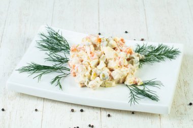 Dereotu hizmet geleneksel Rus salatası