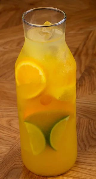 自制柠檬汁与柑橘和薄荷 — 图库照片