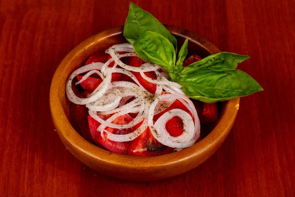 Salade Végétalienne Avec Tomate Oignon Basilic — Photo