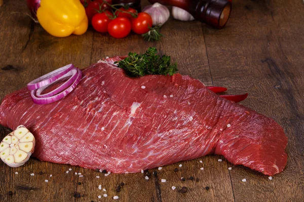 Obearbetat Nötkött Kött Över Trä Bakgrund — Stockfoto