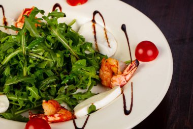 Mozzarella peyniri, ruccola ve karides salatası