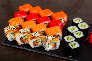 Lezzetli Philadelphia ve California Marine zencefil ve wasabi ile ayarlayın