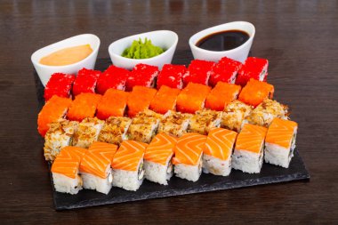 Soslar ve wasabi ile lezzetli California ve Philadelphia suşi