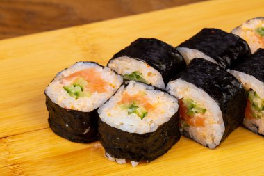 Salatalık ile lezzetli baharatlı rulo