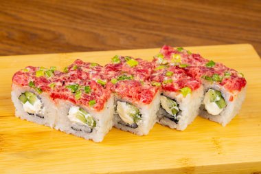 Lezzetli baharatlı ton balığı ile krem peynir rulo