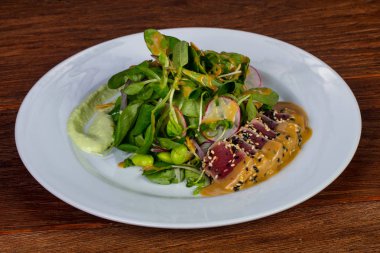 Ton balıklı salata Japon fasulye ile