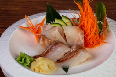 Zencefil sashimi dorado ile hizmet