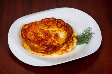 Dereotu omlet plaka servis