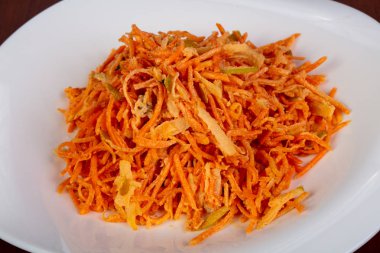 Havuç ve tatlı elma salatası