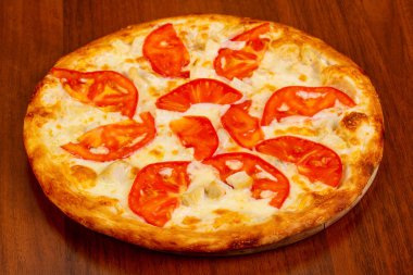 Tavuk, peynir ve domates Pizza