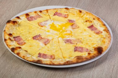 Pizza carbonara pastırma ve yumurta ile