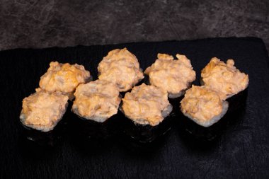 Japon baharatlı suşi ve rulolar