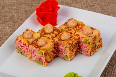 Tobiko ve avokado ile rulo