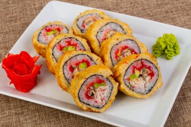 Yengeç eti ile tempura rulo