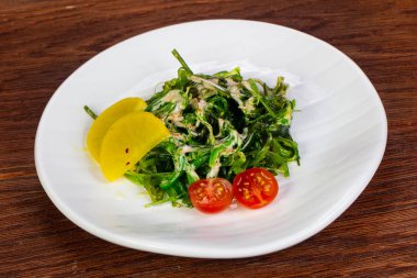 Susam ve sos chukka salatası