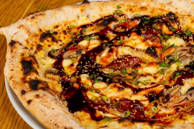 Yılan balığı ve deniz ürünleri pizza