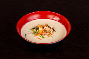 Balık ile krem Asya çorbası