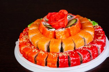 Philadelphia rulo kek somon, yengeç ve yılan balığı