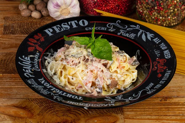 Étvágygerjesztő Fettuccine Tészta Sonkával Gyógynövények — Stock Fotó