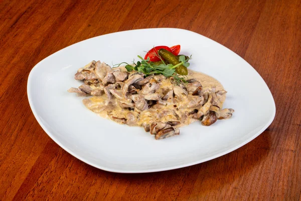 Heerlijke Gebakken Rundvlees Stroganoff Met Salade — Stockfoto