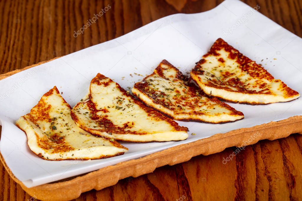Grilled halloumi cheese with spices