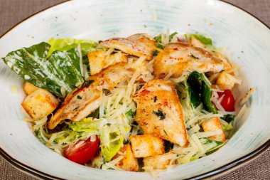 Tavuk ve parmesan peynirli sezar salatası.