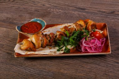 Domates soslu tavuk şiş