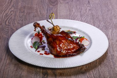 Ördek bacak armut ve sos ile