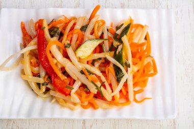 Lezzetli bir Asya Marine bambu sürgünleri ve sebze salatası