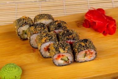 Lezzetli kızarmış tempura rulo ile yılan balığı